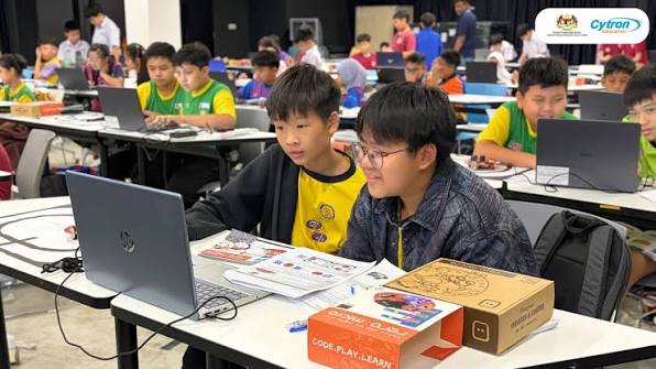 Students at a robotics workshop at Makeramai Makerspace